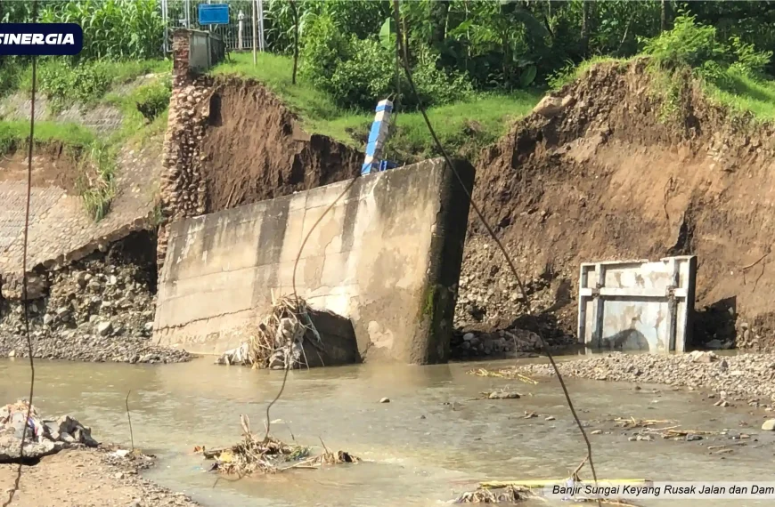 Banjir Sungai Keyang Rusak Jalan dan Dam di Sawoo