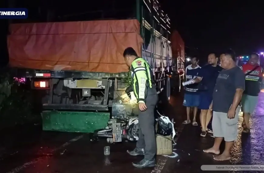 Tabrak Truk Parkir Pemotor Tewas