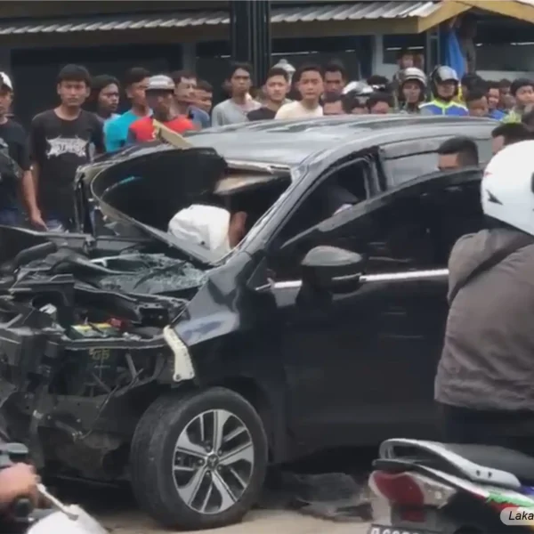 Sopir Mengantuk, Mobil Expander Tabrak Truk Box