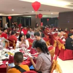 Mengintip Tradisi Yu Sheng pada Perayaan Imlek Aston Madiun Hotel.