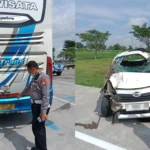 Kecelakaan Tragis di Ruas Tol Ngawi, Mobil 7 Penumpang Hantam Bus
