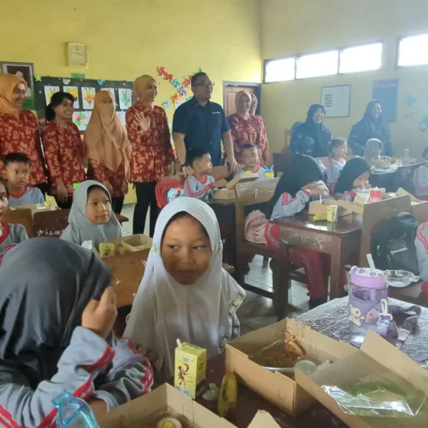 Hore, Ratusan Siswa Terima Makanan Bergizi Gratis dari Imigrasi Madiun