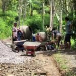 Sering Terjadi Laka, Warga Dan Sopir Truk Swadaya Perbaiki Jalan Antar Kabupaten