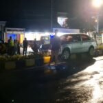 Pengemudi Kaget, Mobil Sedan di Magetan Tersangkut Pembatas Jalan