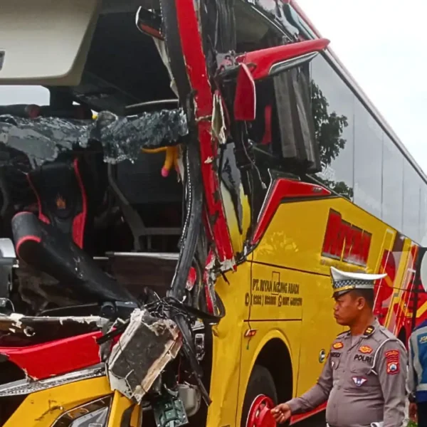 Sopir Diduga Mengantuk, Bus Peziarah Asal Cilacap Kecelakaan di Tol Ngawi