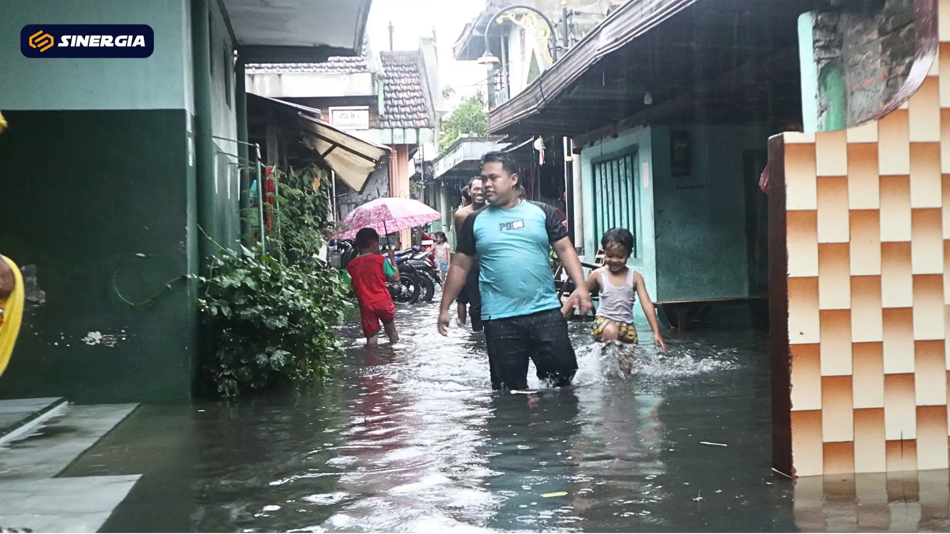 Hujan Deras, Jalan Sikatan Gang Gereja Kota Madiun dan Rumah Warga Terendam