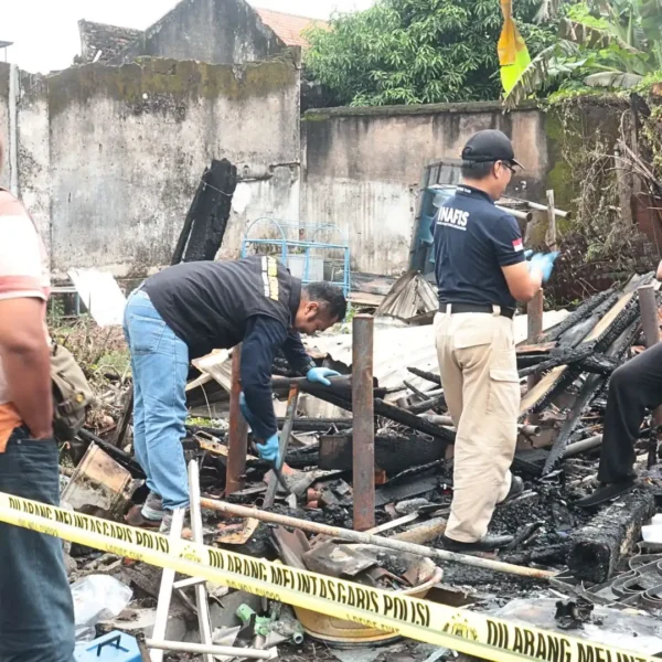 Polisi Olah TKP Kebakaran Rumah di Jalan Bali