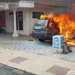 Diduga Korsleting Listrik, Mobil Nissan Ludes Terbakar