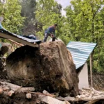 Petugas Gabungan Evakuasi Batu Jumbo Timpa Rumah di Slahung