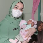 Pelukan Hangat Ketua Persit KCK PD V/Brawijaya untuk Bayi Khalisa