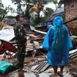 Disapu Angin Kencang, Atap Puluhan Rumah Warga Porak Poranda