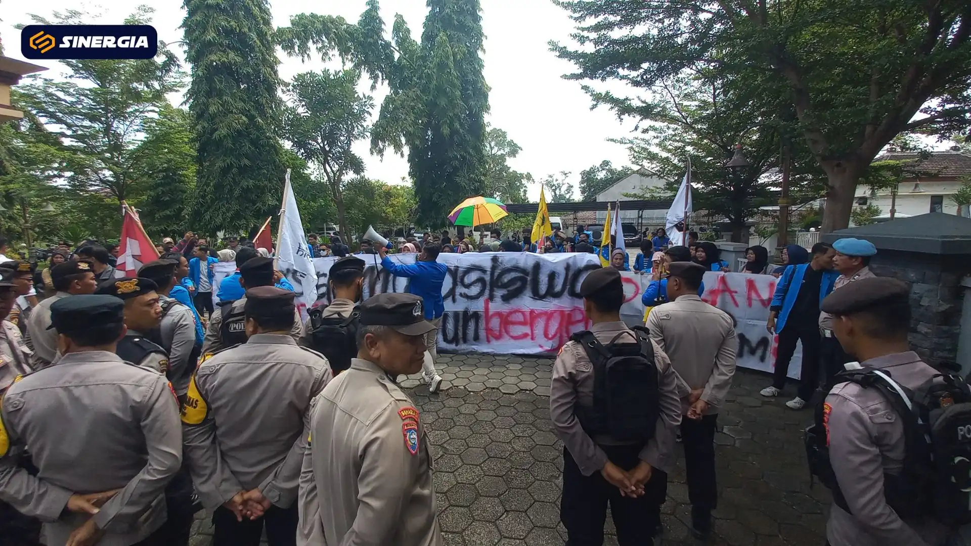 Orasi di DPRD, Puluhan Mahasiswa Madiun Kecam Maraknya Kabel WIFI Liar Dan Jalan Berlubang