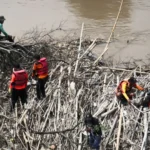 Tumpukan Sampah di Aliran Sungai Bengawan Madiun Dibersihkan