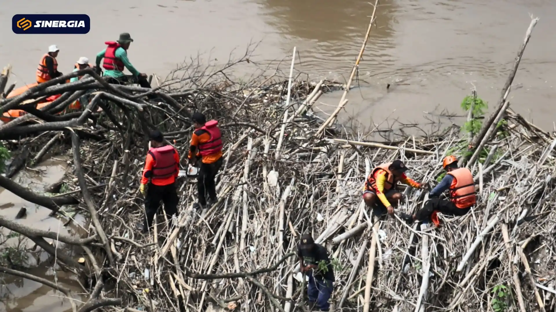 Tumpukan Sampah di Aliran Sungai Bengawan Madiun Dibersihkan