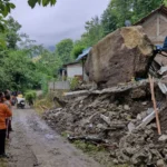 Tertimpa Longsoran Batu Raksasa, Rumah dan Kios Milik Narto Hancur