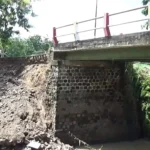 Tergerus Arus Sungai, Plengsengan Jembatan Kedunggalar – Bangunrejo Ngawi Longsor