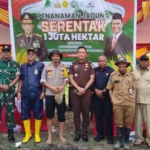 Telanjang Kaki Kapolres Kaimana Cekatan Tanam Jagung Serentak