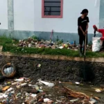 Ngabuburit, KPS Tonatan Evakuasi Sampah dari Sungai