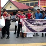 Membangun Sinergi, Polres Madiun Kota dan Media Bagi Takjil ke Masyarakat