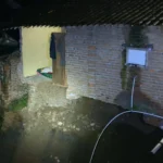 Rumah Ambrol, Penghuni Rumah Terjatuh dan Terseret Banjir Sungai Pintu