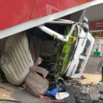 Diduga Hilang Kendali, Truk Hino Dump Tronton Hantam SPBU dan Warung di Ngawi