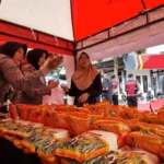 Warga Serbu Bazar Ramadhan yang Digelar Polres Ponorogo