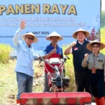 Petani Bungkal Terima Bantuan Mesin Pemanen Padi