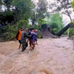 Jembatan di Ponorogo Roboh, Warga Nekat Seberangi Sungai Berarus Deras