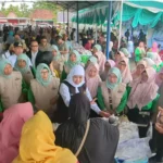Ratusan  Warga Rela Berdesakan Demi Beras Gratis dari Gubernur, Khofifah Pastikan Stok Pangan Aman
