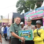 Aksi Simpatik TNI-Polri Bagi Bingkisan Lebaran untuk Abang Becak