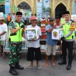 Sinergi TNI-Polri Patroli Bersama dan Bagikan Bingkisan Kepada Warga Masyarakat