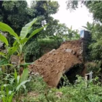 Jembatan Roboh, Warga Terpaksa Melintasi Jembatan Bambu