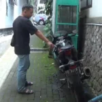 Terekam CCTV, Orang Tak Dikenal Bakar Motor Milik Warga Magetan