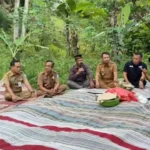 Viral Pembawa Keranda Lewati Sungai, Ini Solusi Kang Giri Untuk Lahan Pemakaman di Wates