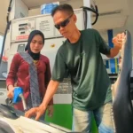 Unik ! Peringati Hari Kartini, Operator SPBU Caruban Pakai Seragam Kebaya Dan Beskap