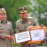 Dapat Penghargaan  Gubernur, Bupati Madiun dan Mbah Suyatno Sumringah