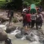 Seorang Warga Tolak Jenazah Lewat Depan Rumah, Pengantar Terpaksa Lintasi Sungai Berbatu