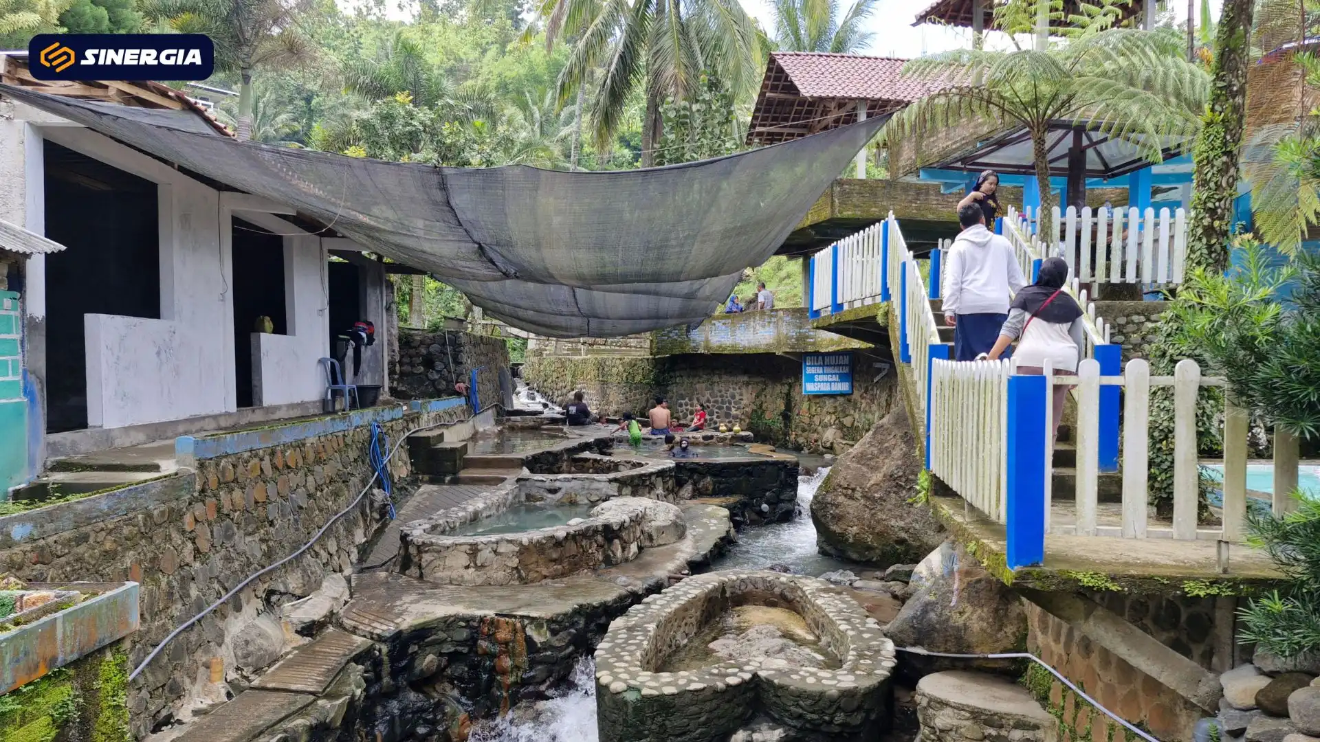 Hilang Penat, Berlibur di Pemandian Air Panas Masih Alami