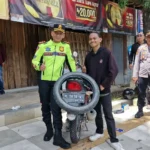 Kesigapan Polres Ponorogo Bantu Kendaraan Pemudik yang Mogok