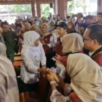 Gubernur Khofifah Serahkan Bantuan Sosial dan Dorong Kemandirian Warga Rentan