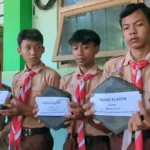 Siswa MTSN Kabupaten Madiun Olah Sampah Plastik Jadi Paving Block