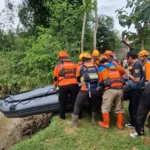 Operasi Pencarian Korban Hanyut, Tim SAR Terjunkan Perahu Karet Susur Sungai