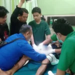 Waduh ! Petugas Damkar Ngawi Bantu Kakek Lepas Pipa Paralon dari Alat Kelamin
