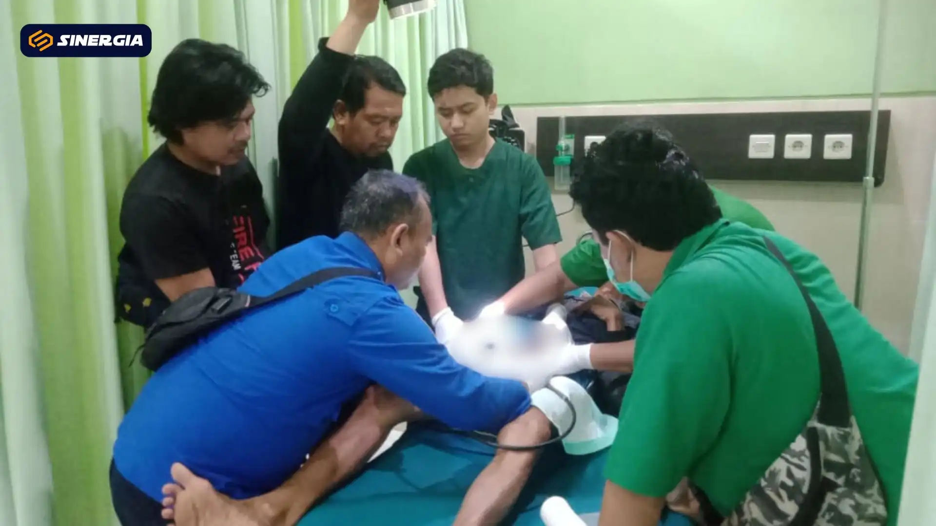 Waduh ! Petugas Damkar Ngawi Bantu Kakek Lepas Pipa Paralon dari Alat Kelamin