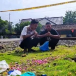 Tangis Duka Keluarga Korban saat Tabur Bunga Perlintasan JPL 08 Magetan