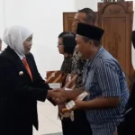 Gubernur Khofifah Serahkan Santunan Kepada Keluarga Korban Kecelakaan KA Malioboro Ekspres