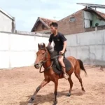 Anak-Anak Kelurahan Kejuron Isi Liburan Sekolah dengan Latihan Berkuda