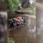 Viral! Warga Ponorogo Angkut Jenazah Seberangi Sungai, Akses Jalan Terputus