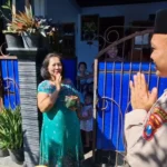 Ramah Lingkungan, Polsek Ponorogo Bagikan Daging Kurban Pakai Takir Daun Pisang