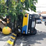 Terobos Lampu Merah, Truk Ekspedisi Terguling Usai Tabrak Pemotor